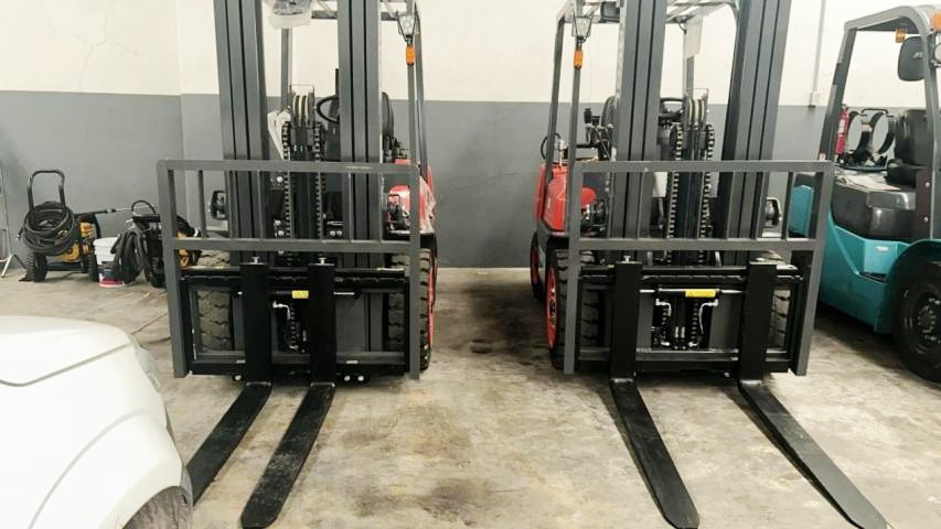 1754103071167652.jpg forklift.jpg