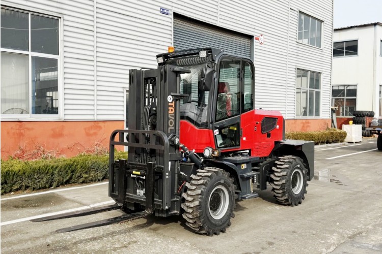1751622656371520.jpg off road forklift.jpg