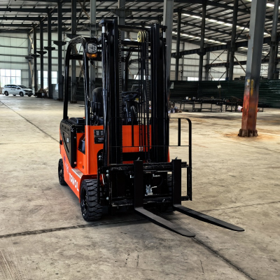 Электрический вилочный погрузчик