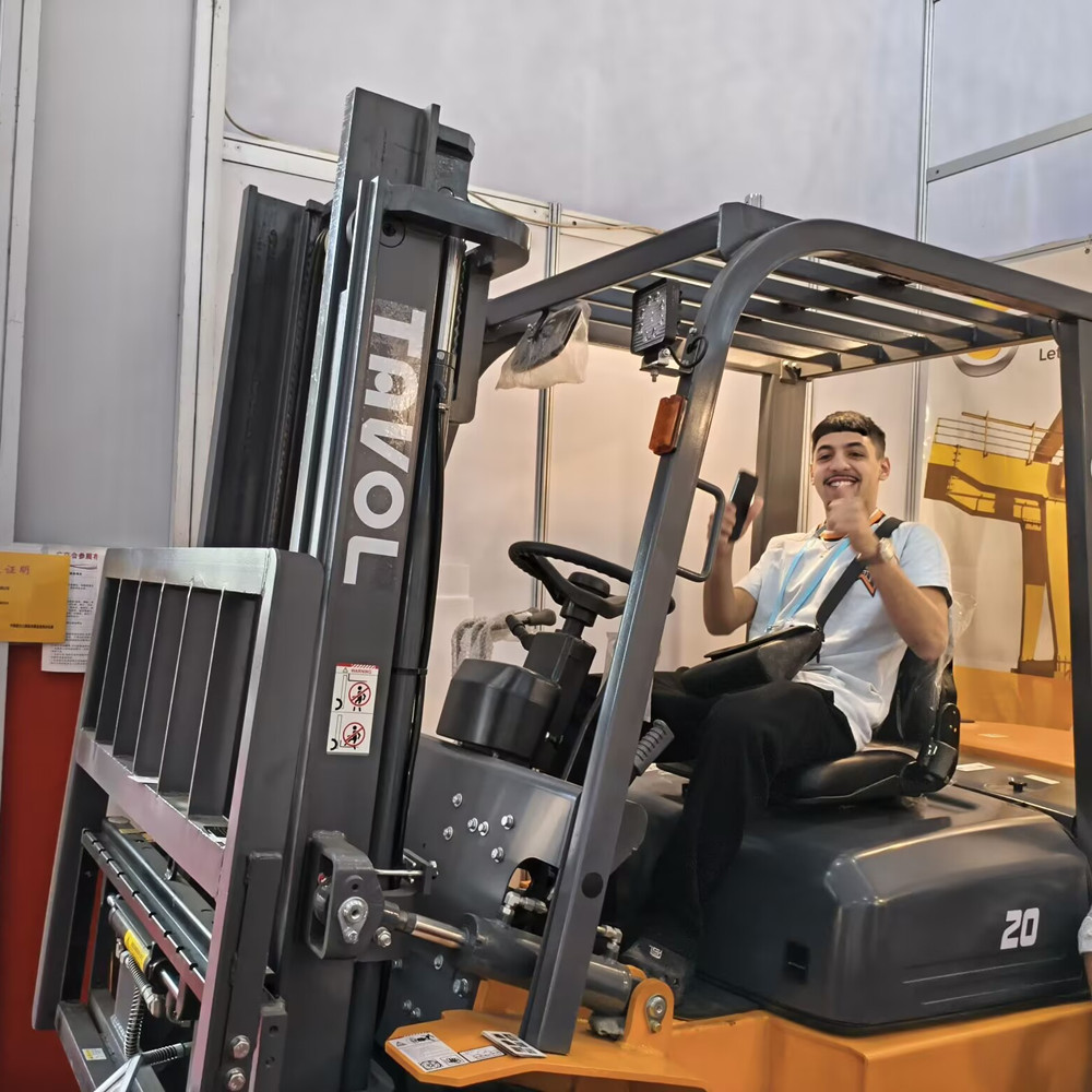 Empilhador 2 toneladas com agrafo de papel